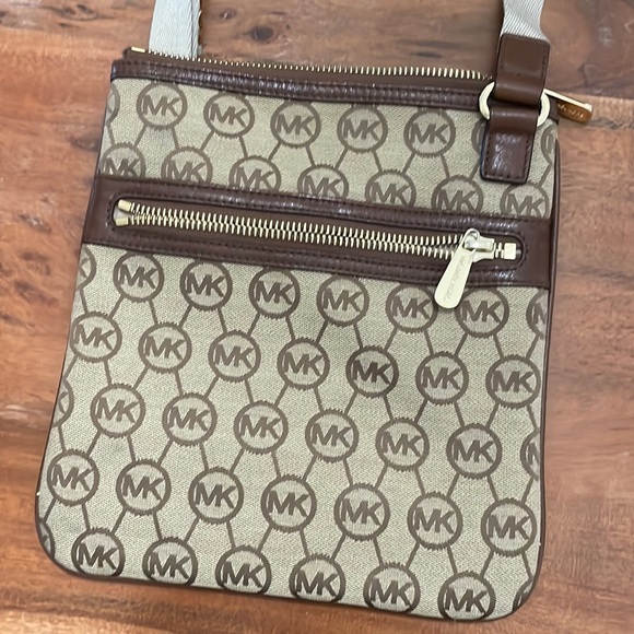 Michael Kors cross body bag - Picture 1 of 3